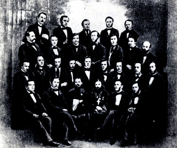 Группа преподавателей Смольного института вместе с инспектором классов К. Д. Ушинским (в первом ряду крайний справа). Фотография, 1862 г.