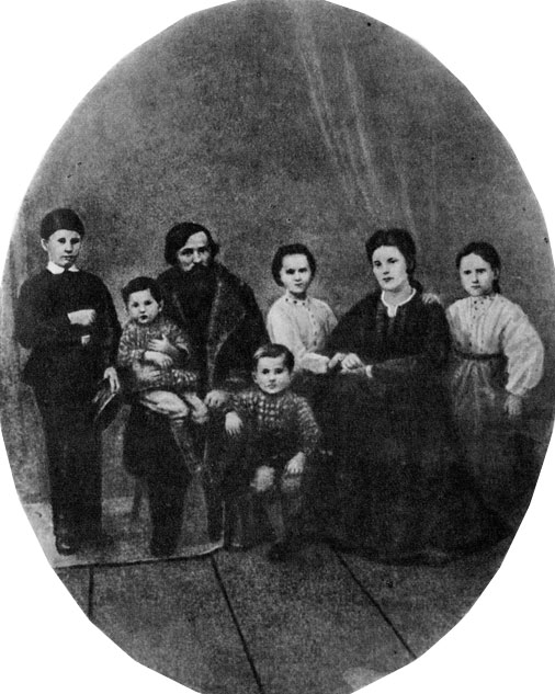 Семейны портрет. К. Д. Ушинский, Н. С. Дорошенко (Ушинская), дети (слева на право); Павел (1852 г), Владимир (1861 г), Константин (1859 г), Вера (1855 г), Надежда (1856 г)