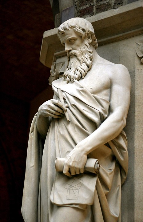 Статуя Евклида в Музее естественной истории (Оксфорд, Великобритания): https://ru.wikipedia.org/wiki/Евклид#/media/Файл:Euclid_statue,_Oxford_University_Museum_of_Natural_History,_UK_-_20080315.jpg