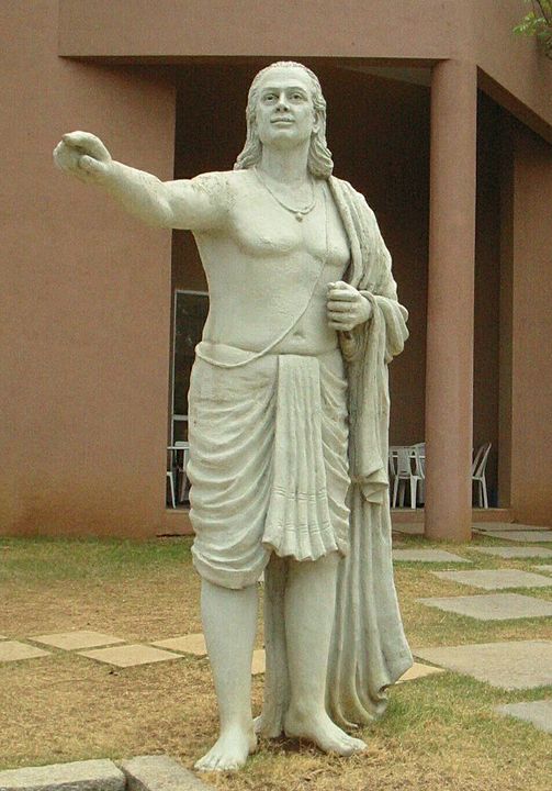 Статуя, изображающая Ариабхату, возле Индийского межуниверситетского центра астрономии и астрофизики: https://ru.wikipedia.org/wiki/Ариабхата#/media/Файл:2064_aryabhata-crp.jpg