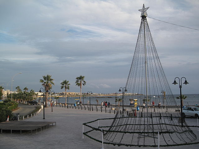 https://en.wikipedia.org/wiki/Paphos#/media/File:Paphos_boulevard.jpg