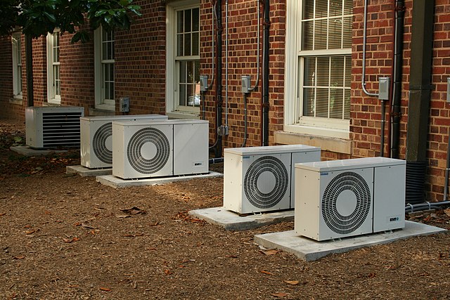   ,      : https://en.wikipedia.org/wiki/Air_conditioning#/media/File:2008-07-11_Air_conditioners_at_UNC-CH.jpg