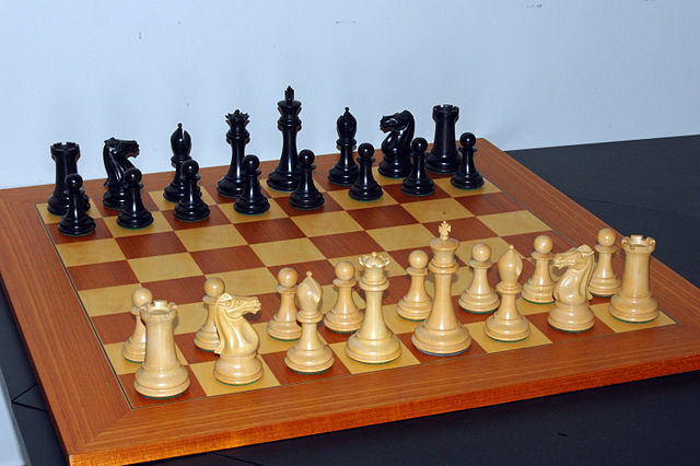      : https://en.wikipedia.org/wiki/Chess#/media/File:ChessStartingPosition.jpg