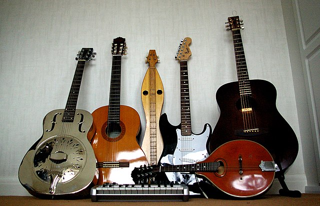 Примеры современных гитар: https://ru.wikipedia.org/wiki/Гитара#/media/Файл:My_Mates_3_(2082240480).jpg