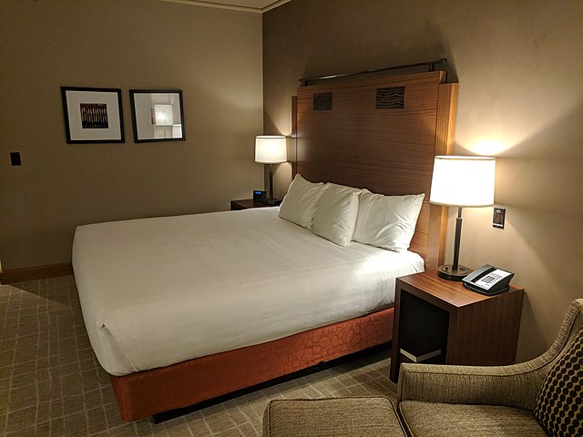    : https://en.wikipedia.org/wiki/Bed#/media/File:Bed_in_hotel_room_5.jpg