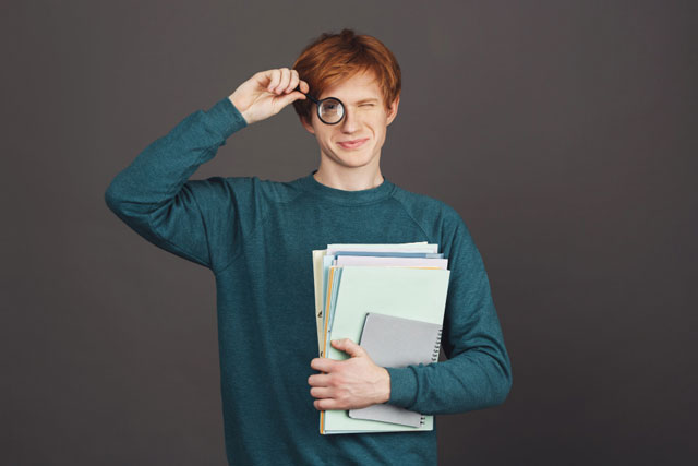 https://ru.freepik.com/free-photo/beautiful-young-cheerful-male-student-in-stylish-green-sweater-holding-magnifier-in-front-of-eye-and-lot-of-notebooks-with-happy-and-relaxed-expression-black-wall_8756001.htm#query=&position=37&from_view=search&track=sph