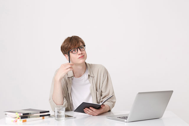 https://ru.freepik.com/free-photo/closeup-of-pensive-handsone-young-man-student-wears-beige-shirt-thinking-and-writing-in-notebook-at-the-table-with-laptop-computer-isolated-over-white-wall_10625809.htm#query=%D1%81%D1%82%D1%83%D0%B4%D0%B5%D0%BD%D1%82%20%D0%BF%D0%B8%D1%88%D0%B5%D1%82&position=4&from_view=search&track=sph