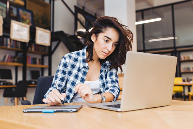 https://ru.freepik.com/free-photo/smart-pretty-young-woman-working-with-laptop-on-table-in-library-studying-in-university-learning-freelancer-working-searching-in-internet-clever-student-hard-working_10204429.htm#page=6&query=%D0%B4%D0%BE%D0%B2%D0%BE%D0%BB%D1%8C%D0%BD%D1%8B%D0%B9%20%D1%81%D1%82%D1%83%D0%B4%D0%B5%D0%BD%D1%82&position=11&from_view=search&track=sph