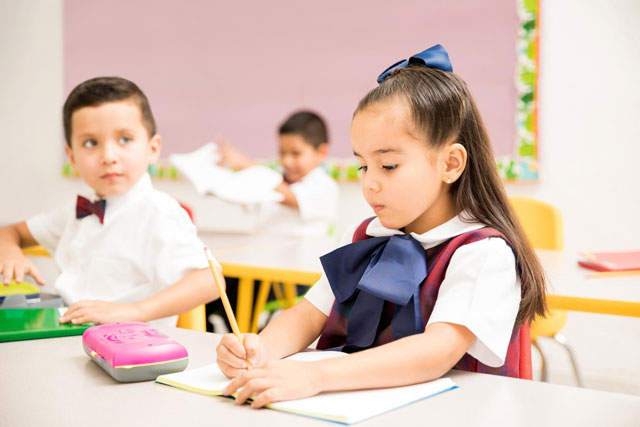 https://ru.freepik.com/free-photo/cute-preschool-students-wearing-a-uniform-and-doing-a-writing-assigment-in-a-classroom_28164892.htm#query=%D0%BF%D0%BE%D0%B4%D0%B3%D0%BE%D1%82%D0%BE%D0%B2%D0%BA%D0%B0%20%D0%BA%20%D1%88%D0%BA%D0%BE%D0%BB%D0%B5&position=25&from_view=search&track=ais