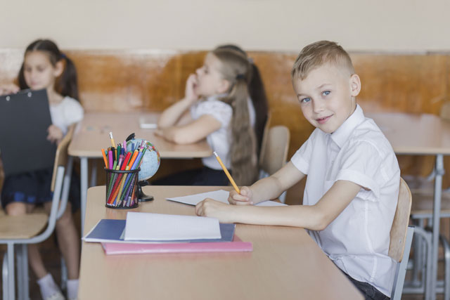 https://ru.freepik.com/free-photo/boy-sitting-in-classroom-and-writing_2483419.htm#page=2&query=%D0%BF%D0%BE%D0%B4%D0%B3%D0%BE%D1%82%D0%BE%D0%B2%D0%BA%D0%B0%20%D0%BA%20%D1%88%D0%BA%D0%BE%D0%BB%D0%B5%20%D0%B4%D0%B5%D1%82%D0%B8&position=31&from_view=search&track=ais