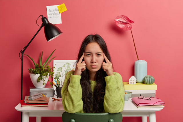 https://ru.freepik.com/free-photo/serious-asian-woman-keeps-index-fingers-on-temples-thinks-information-over-has-long-dark-hair-poses-against-coworking-space_12929537.htm#query=%D0%BA%D1%83%D1%80%D1%81%D0%BE%D0%B2%D0%B0%D1%8F&position=32&from_view=search&track=sph