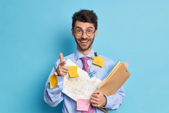 https://ru.freepik.com/free-photo/cheerful-young-man-coworker-happy-to-finish-project-work-covered-with-papers-and-stickers-points-at-you-makes-finger-gun-gesture-successful-dilligent-student-busy-doing-course-work-poses-indoor_13845619.htm#query=%D0%BA%D1%83%D1%80%D1%81%D0%BE%D0%B2%D0%B0%D1%8F&position=14&from_view=search&track=sph