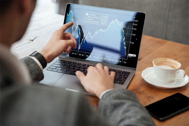 https://ru.freepik.com/free-photo/cropped-image-of-businessman-sitting-by-the-table-in-cafe-and-analyzing-indicators-on-laptop-computer_6876011.htm#query=%D0%B8%D0%BD%D0%B2%D0%B5%D1%81%D1%82%D0%B8%D1%86%D0%B8%D0%B8&position=2&from_view=search&track=sph