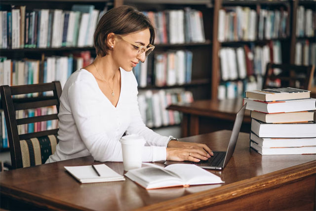 https://ru.freepik.com/free-photo/young-woman-sitting-at-the-library-using-books-and-computer_5495049.htm#query=%D0%B4%D0%B8%D1%81%D1%81%D0%B5%D1%80%D1%82%D0%B0%D1%86%D0%B8%D1%8F&position=3&from_view=search&track=sph