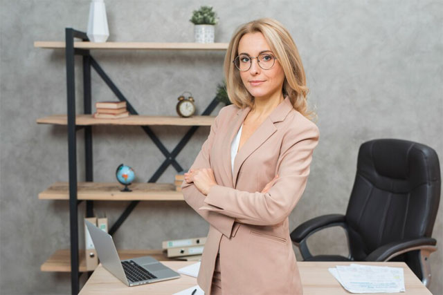 https://ru.freepik.com/free-photo/confident-young-blonde-businesswoman-standing-in-front-of-office-desk_3707624.htm#page=4&query=%D1%82%D0%BE%D0%BF-%D0%BC%D0%B5%D0%BD%D0%B5%D0%B4%D0%B6%D0%B5%D1%80&position=16&from_view=search&track=sph