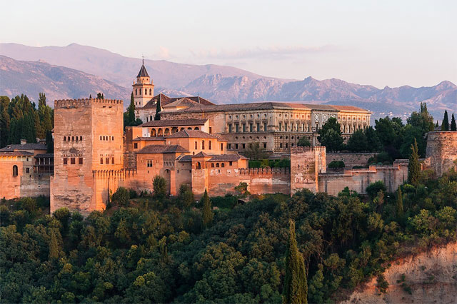      (): https://en.wikipedia.org/wiki/Tourism_in_Spain#/media/File:Dawn_Charles_V_Palace_Alhambra_Granada_Andalusia_Spain.jpg