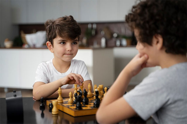    : https://ru.freepik.com/free-photo/young-kids-playing-chess-together_27373296.htm#fromView=search&page=1&position=14&uuid=cf077fc8-3c91-4a1f-b352-a0aba5c8d5dd