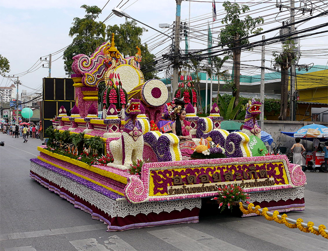 https://upload.wikimedia.org/wikipedia/commons/thumb/7/75/Flower_Festival_Chiang_Mai_-_P1150971.JPG/1280px-Flower_Festival_Chiang_Mai_-_P1150971.JPG