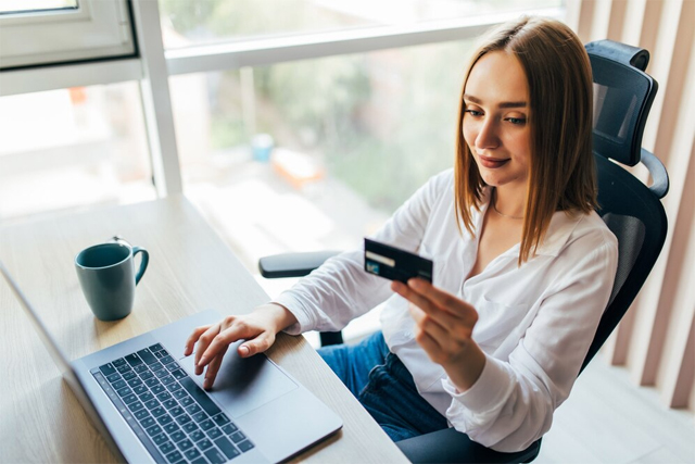 https://ru.freepik.com/free-photo/portrait-woman-holding-credit-card-using-laptop-home_15180790.htm#fromView=search&page=1&position=1&uuid=d8405feb-0140-4c24-ab95-badf5e96c1ba&query=%D0%BA%D1%80%D0%B5%D0%B4%D0%B8%D1%82+%D0%BE%D0%BD%D0%BB%D0%B0%D0%B9%D0%BD