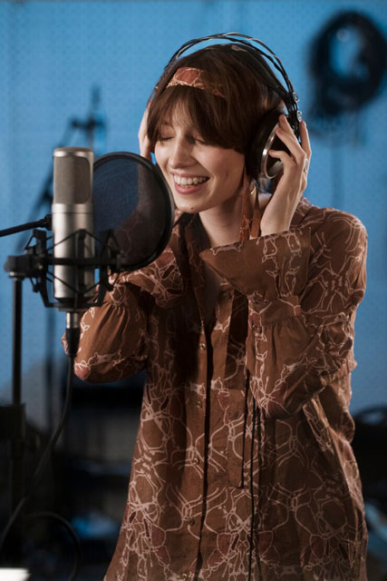   - https://img.freepik.com/free-photo/medium-shot-smiley-woman-recording-song_23-2149200034.jpg?t=st=1745419641~exp=1745423241~hmac=7ff01324cc43057b3fc4f4744b9f1e8d40b610c36155192a100cd00082f3aeb2&w=740