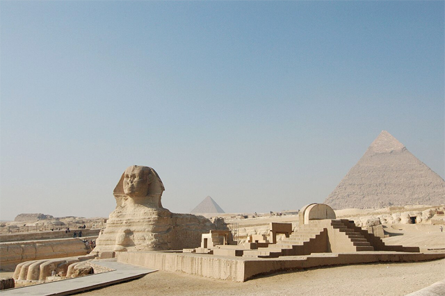 https://upload.wikimedia.org/wikipedia/commons/thumb/d/d6/Giza_sfinge_e_piramidi.jpg/1280px-Giza_sfinge_e_piramidi.jpg
