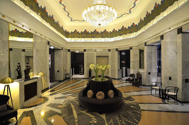   .      - https://upload.wikimedia.org/wikipedia/commons/thumb/9/92/Lobby_Hotel_Bristol_w_Warszawie.JPG/1280px-Lobby_Hotel_Bristol_w_Warszawie.JPG