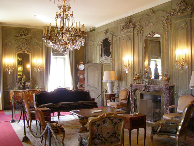   .   - https://upload.wikimedia.org/wikipedia/commons/thumb/b/b6/Lenno_Villa_Balbianello_wnetrze_3.jpg/1280px-Lenno_Villa_Balbianello_wnetrze_3.jpg