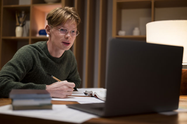   - https://ru.freepik.com/free-photo/young-man-learning-virtual-classroom_20861169.htm#fromView=search&page=1&position=19&uuid=1c958d0c-b2a8-48fd-b482-c1eb4dd7e212&query=%D1%81%D1%82%D1%83%D0%B4%D0%B5%D0%BD%D1%82+%D0%B7%D0%B0+%D0%BA%D0%BE%D0%BC%D0%BF%D1%8C%D1%8E%D1%82%D0%B5%D1%80%D0%BE%D0%BC