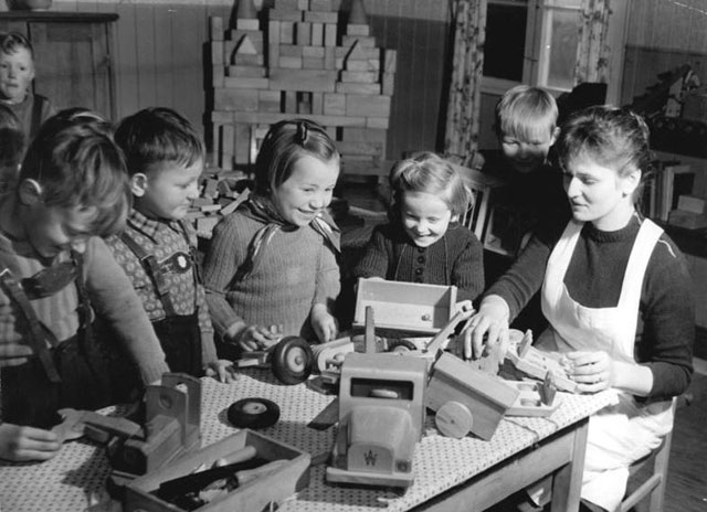       .         (1960) - https://upload.wikimedia.org/wikipedia/commons/1/1e/Bundesarchiv_Bild_183-41637-0004%2C_Boldekow%2C_Blick_in_den_Kindergarten.jpg