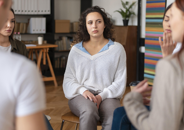 https://ru.freepik.com/free-photo/close-up-sad-people-therapy_13360948.htm#fromView=search&page=2&position=7&uuid=cf033532-75ee-42a9-b279-e5871dcb6730&query=%D0%BA%D0%BB%D0%B8%D0%BD%D0%B8%D1%87%D0%B5%D1%81%D0%BA%D0%B8%D0%B9+%D0%BF%D1%81%D0%B8%D1%85%D0%BE%D0%BB%D0%BE%D0%B3