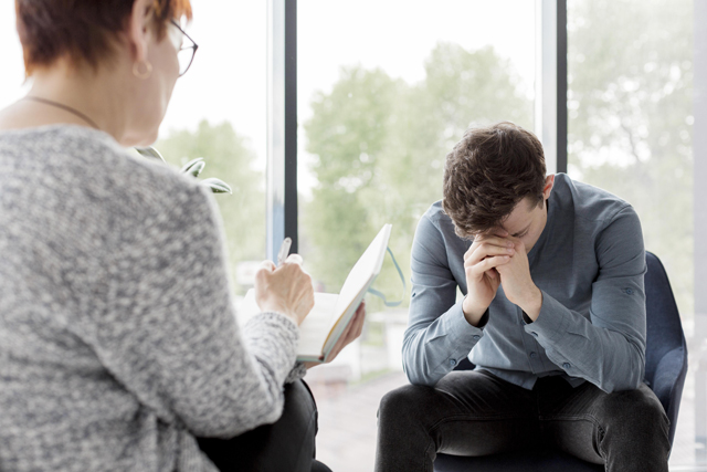 https://ru.freepik.com/free-photo/front-view-psychologist-patient_8623674.htm#fromView=search&page=2&position=17&uuid=5de8aeef-7268-4f83-ad70-fac324e75034&query=%D0%BD%D0%B0%D1%80%D0%BA%D0%BE%D0%BB%D0%BE%D0%B3