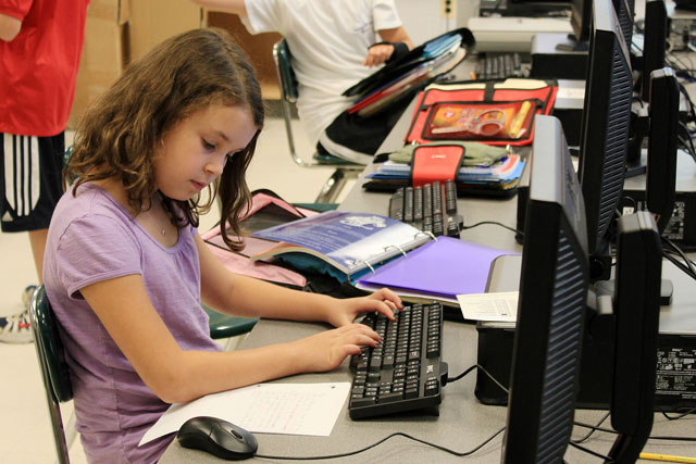     - https://upload.wikimedia.org/wikipedia/commons/6/68/Student_on_computer.jpg