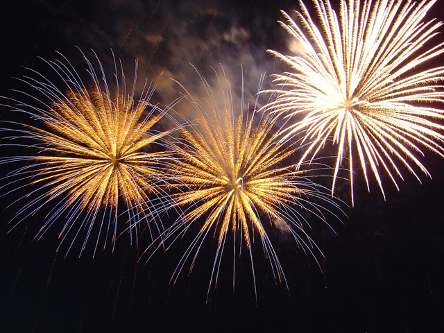  - https://upload.wikimedia.org/wikipedia/commons/thumb/7/70/Bratislava_New_Year_Fireworks.jpg/800px-Bratislava_New_Year_Fireworks.jpg