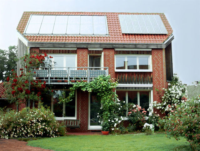    - https://upload.wikimedia.org/wikipedia/commons/thumb/6/6c/Nullenergiehaus_ArM.jpg/1280px-Nullenergiehaus_ArM.jpg