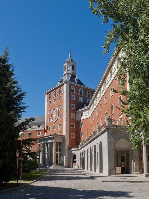    - https://upload.wikimedia.org/wikipedia/commons/thumb/3/31/Rectorado_de_la_Universidad_Complutense_de_Madrid.jpg/800px-Rectorado_de_la_Universidad_Complutense_de_Madrid.jpg