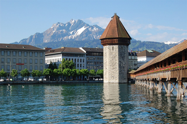 https://upload.wikimedia.org/wikipedia/commons/thumb/1/11/Kapellbrucke_in_Lucerne.jpg/1280px-Kapellbrucke_in_Lucerne.jpg