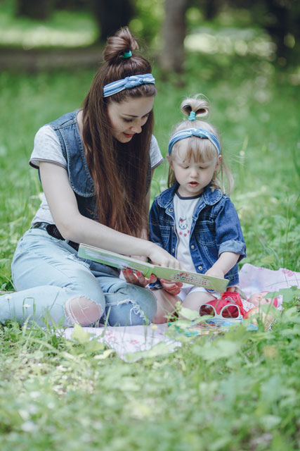 �������� ���� � ��������� ���������� ���� - https://ru.freepik.com/free-photo/mother-daughter-sitting-floor-reading-book_1004360.htm#fromView=search&page=2&position=18&uuid=b7832fbd-b5f3-47ec-a29b-20284a516dee&query=%D0%B7%D0%B0%D0%BD%D1%8F%D1%82%D0%B8%D1%8F+%D0%BC%D0%B0%D0%BC%D0%B0+%D0%B8+%D0%B4%D0%BE%D1%87%D0%BA%D0%B0+2+%D0%BB%D0%B5%D1%82