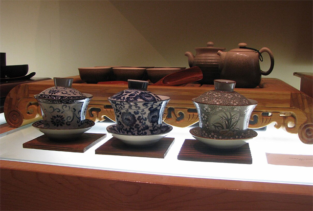 ��������: https://upload.wikimedia.org/wikipedia/commons/thumb/8/87/Chinese_tea_set_and_three_gaiwan.jpg/1280px-Chinese_tea_set_and_three_gaiwan.jpg