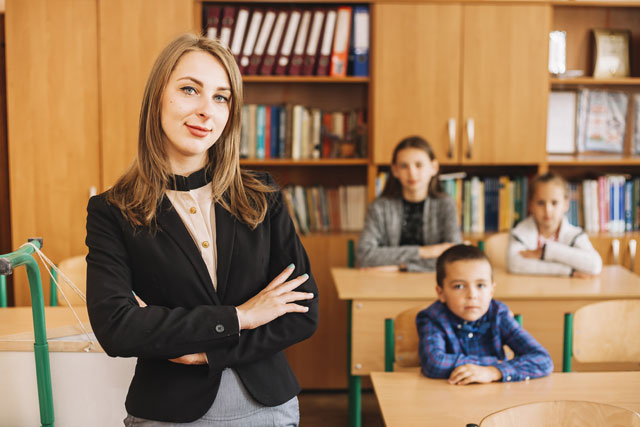 ������ �������� � ��� �� ������ ����� ��������� ��������� - https://ru.freepik.com/free-photo/school-teacher-background-sitting-desk-students_2728222.htm#fromView=search&page=1&position=37&uuid=a1c4bddc-7937-4e07-9b3f-dcc1b1a4acaa&query=%D1%83%D1%87%D0%B8%D1%82%D0%B5%D0%BB%D1%8C+%D0%BD%D0%B0+%D1%83%D1%80%D0%BE%D0%BA%D0%B5