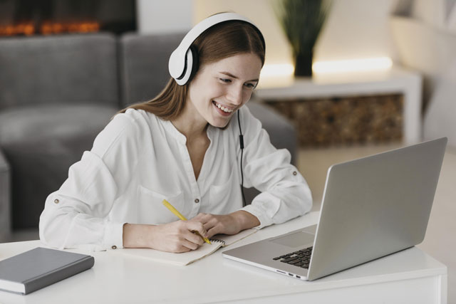 ������-�������� - https://www.magnific.com/ru/free-photo/teacher-talking-with-her-students-online_11332964.htm#fromView=search&page=1&position=1&uuid=b65f034b-85df-45e2-bf83-6b13bafc7ef8&query=%D0%BE%D0%BD%D0%BB%D0%B0%D0%B9%D0%BD+%D0%BE%D0%B1%D1%83%D1%87%D0%B5%D0%BD%D0%B8%D0%B5