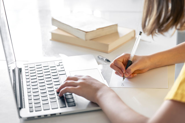 ��������� �������� ������ - https://www.magnific.com/free-photo/teenage-girl-does-her-homework-while-sitting-with-books-laptop_57331170.htm#fromView=search&page=1&position=2&uuid=c83dd571-37fb-4b1d-b482-dfe8dc6cdc5c&query=%D0%BD%D0%B0%D0%BF%D0%B8%D1%81%D0%B0%D0%BD%D0%B8%D0%B5+%D0%BA%D1%83%D1%80%D1%81%D0%BE%D0%B2%D0%BE%D0%B9+%D1%80%D0%B0%D0%B1%D0%BE%D1%82%D1%8B