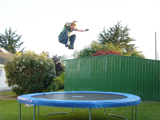 ����� - https://thumb.wikimedia.org/wikipedia/commons/thumb/c/cc/Hometrampoline.jpg/1280px-Hometrampoline.jpg?utm_source=ru.wikipedia.org&utm_campaign=imageinfo&utm_content=thumbnail