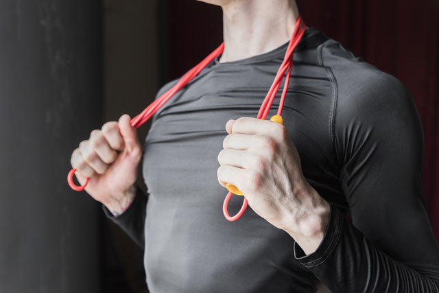 ������ - https://www.magnific.com/ru/free-photo/guy-holding-jump-rope-laid-neck_5174751.htm#fromView=search&page=1&position=40&uuid=f2658fe7-c90f-4343-96e0-e511f5659200&track=ais_hybrid&query=%D1%82%D1%80%D0%B5%D0%BD%D0%B5%D1%80+%D0%BF%D1%80%D0%BE%D1%84%D0%B5%D1%81%D1%81%D0%B8%D1%8F+%D1%84%D0%BE%D1%82%D0%BE+%D1%81%D0%BE+%D1%81%D0%BF%D0%B8%D0%BD%D1%8B